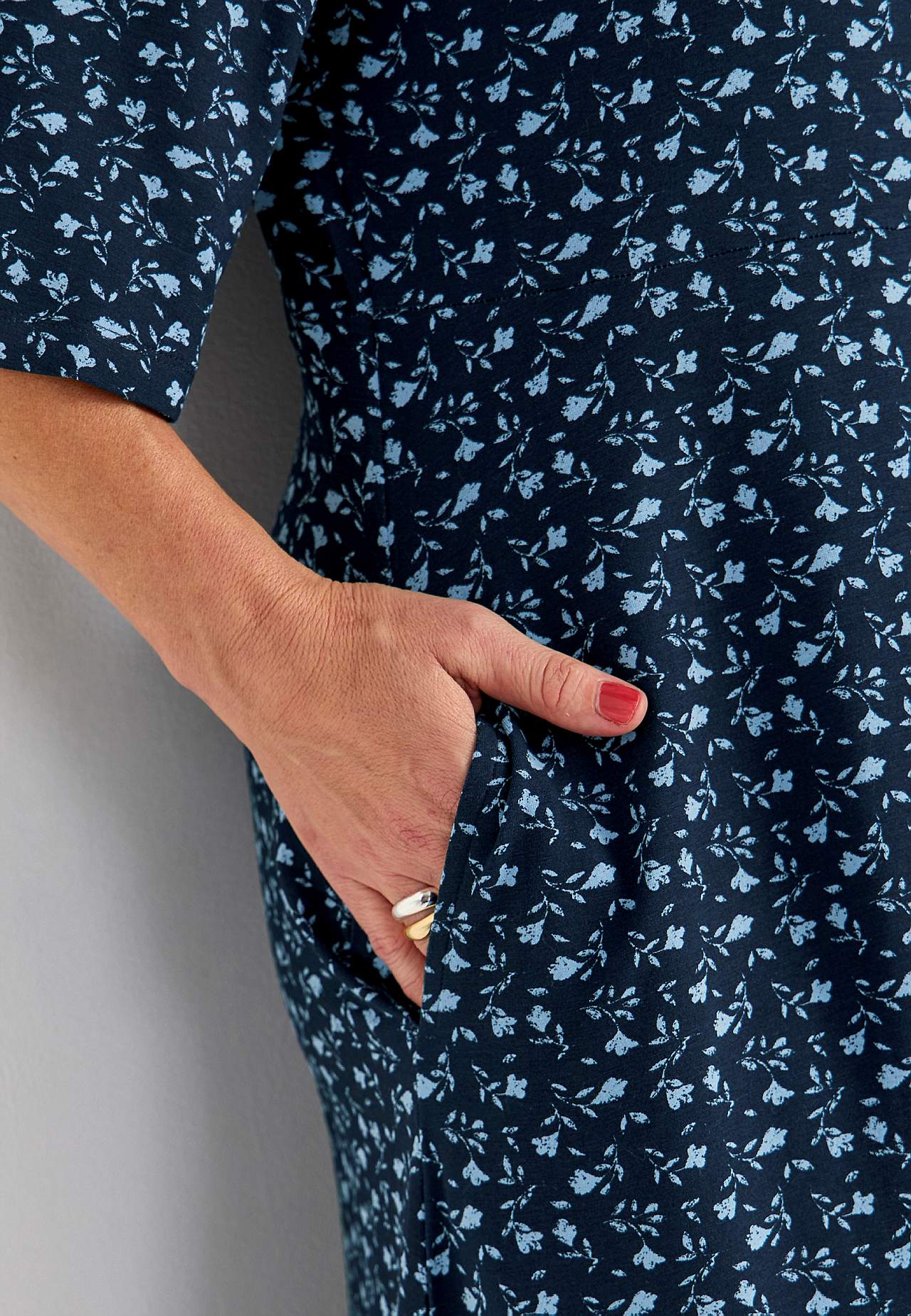 Kukkakuvioinen trikoomekko taskuilla