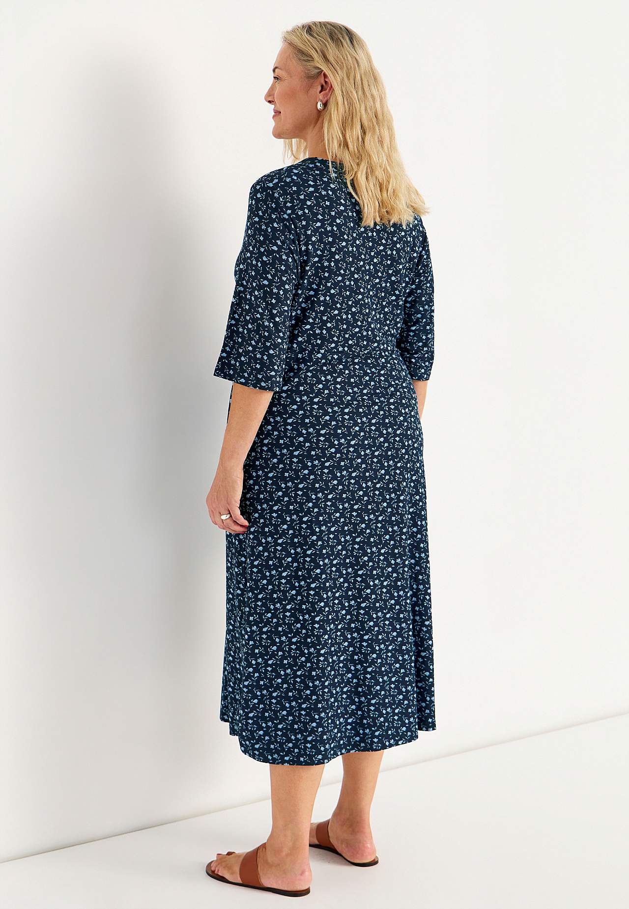 Kukkakuvioinen trikoomekko taskuilla