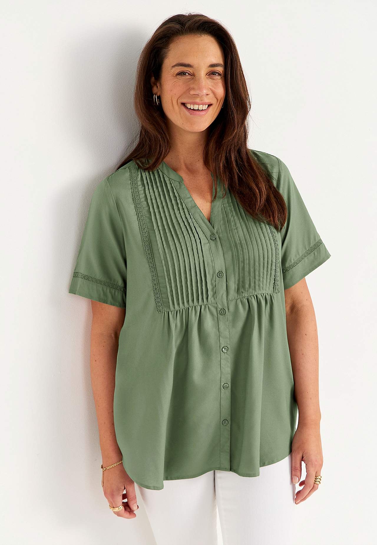 Kudottu tunika pitsireunuksilla