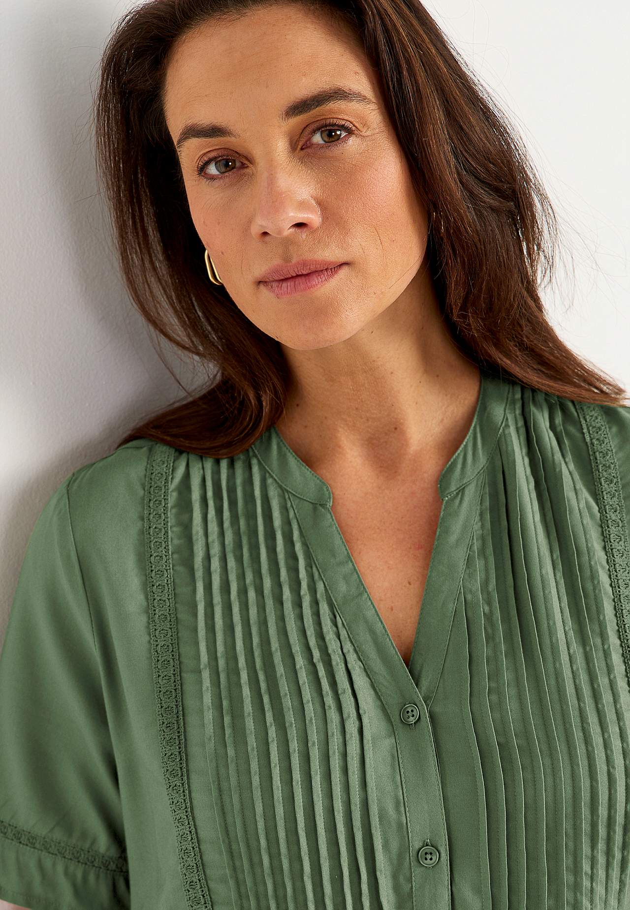 Kudottu tunika pitsireunuksilla