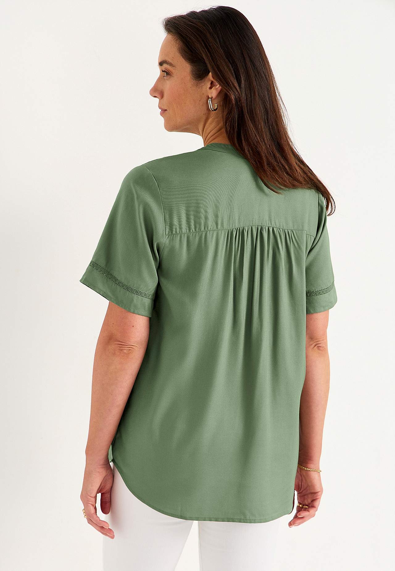 Kudottu tunika pitsireunuksilla