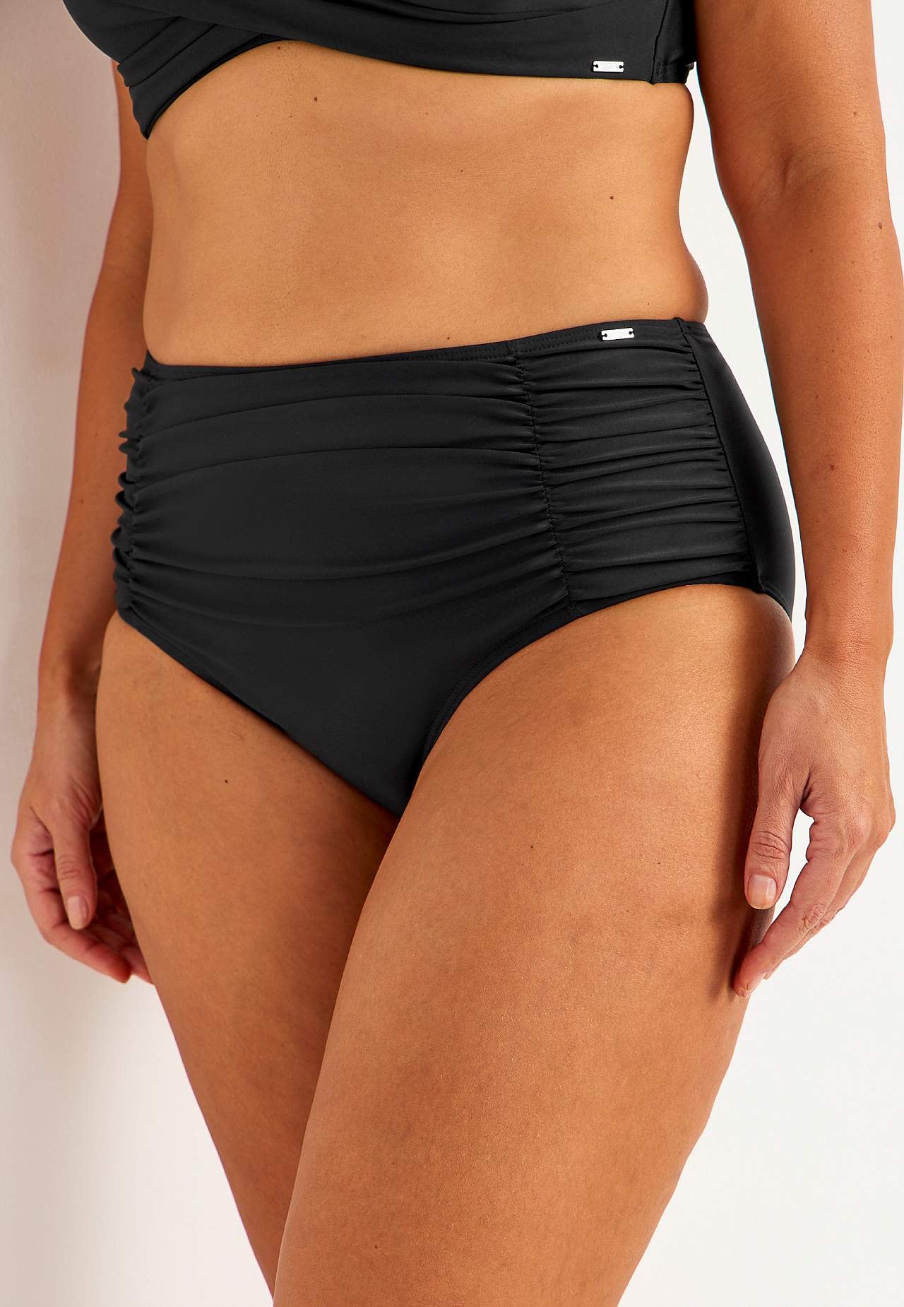 Bikinin alaosa korkealla vyötäröllä