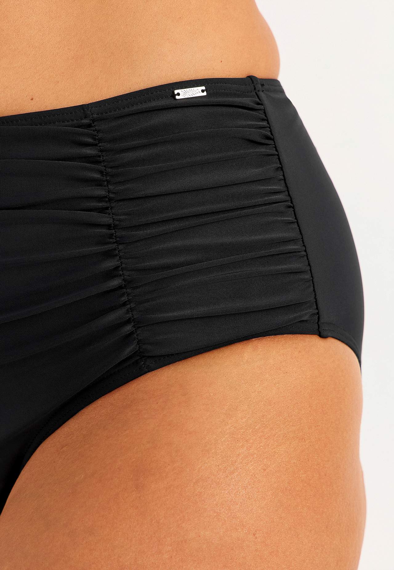 Bikinin alaosa korkealla vyötäröllä