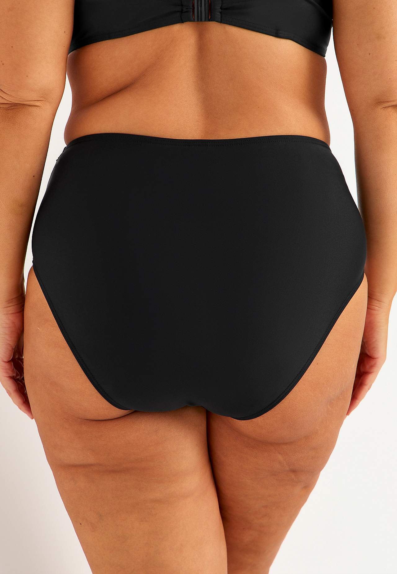 Bikinin alaosa korkealla vyötäröllä