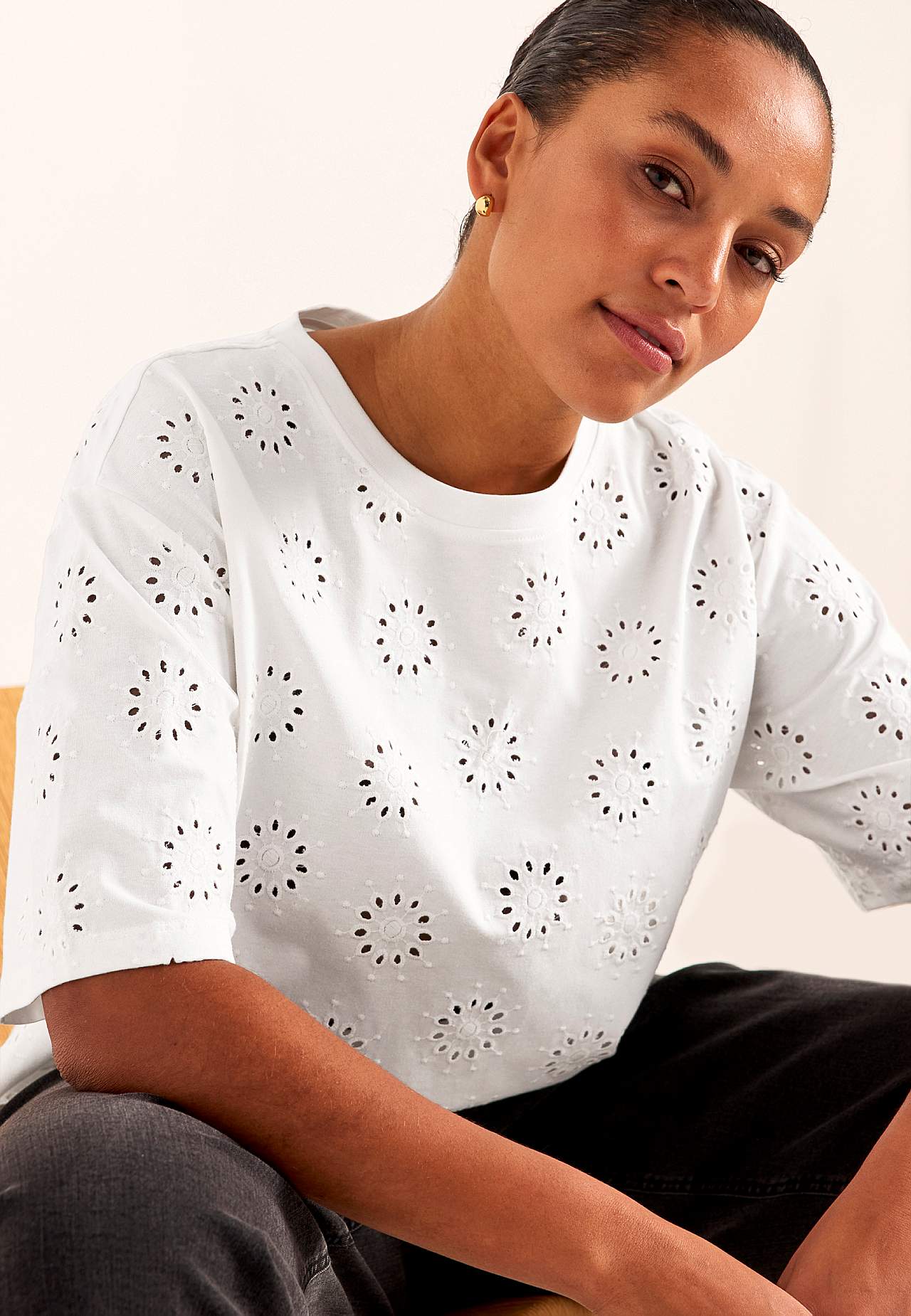 Trikootoppi kirjaillulla rei’ityksellä