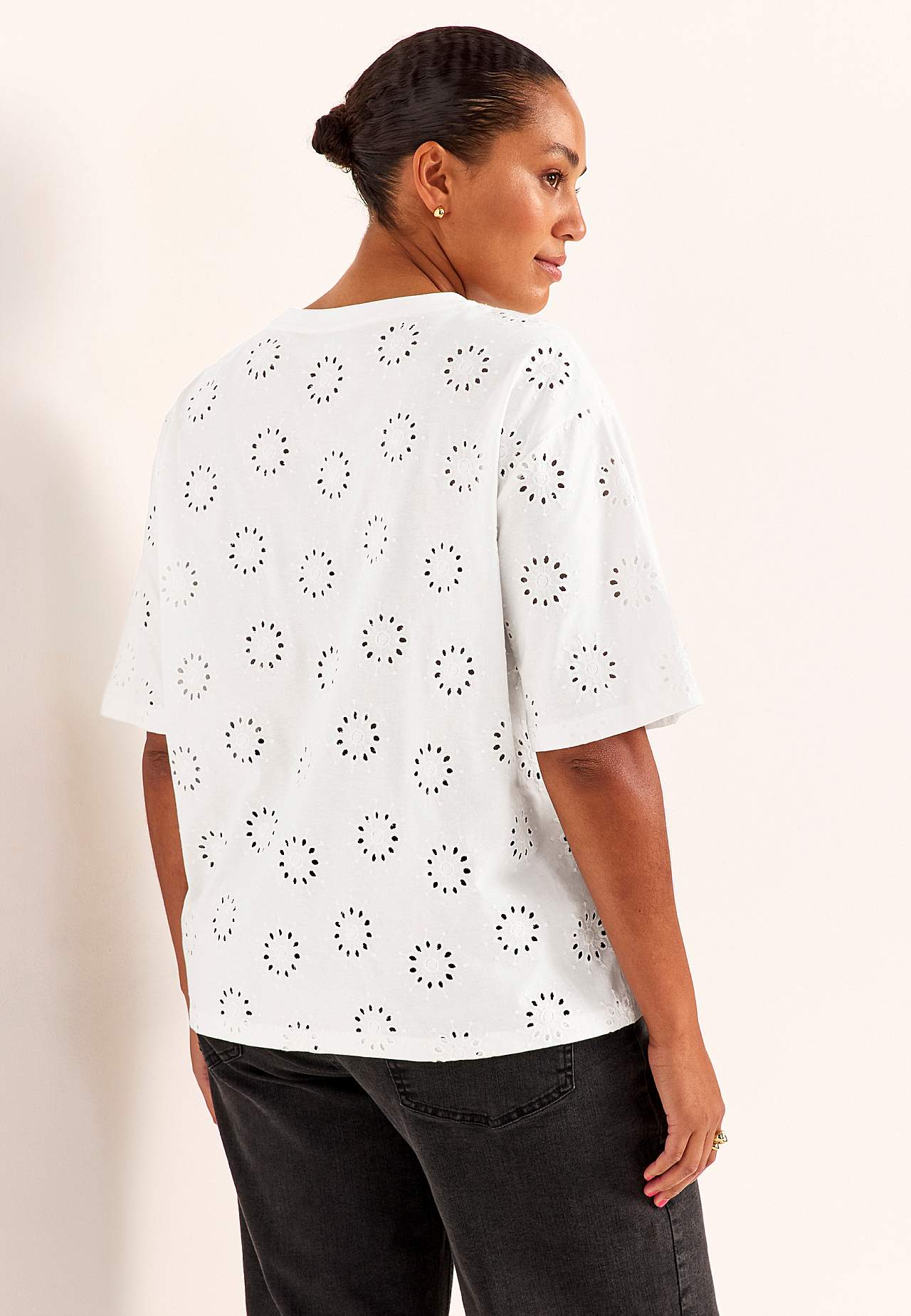 Trikootoppi kirjaillulla rei’ityksellä