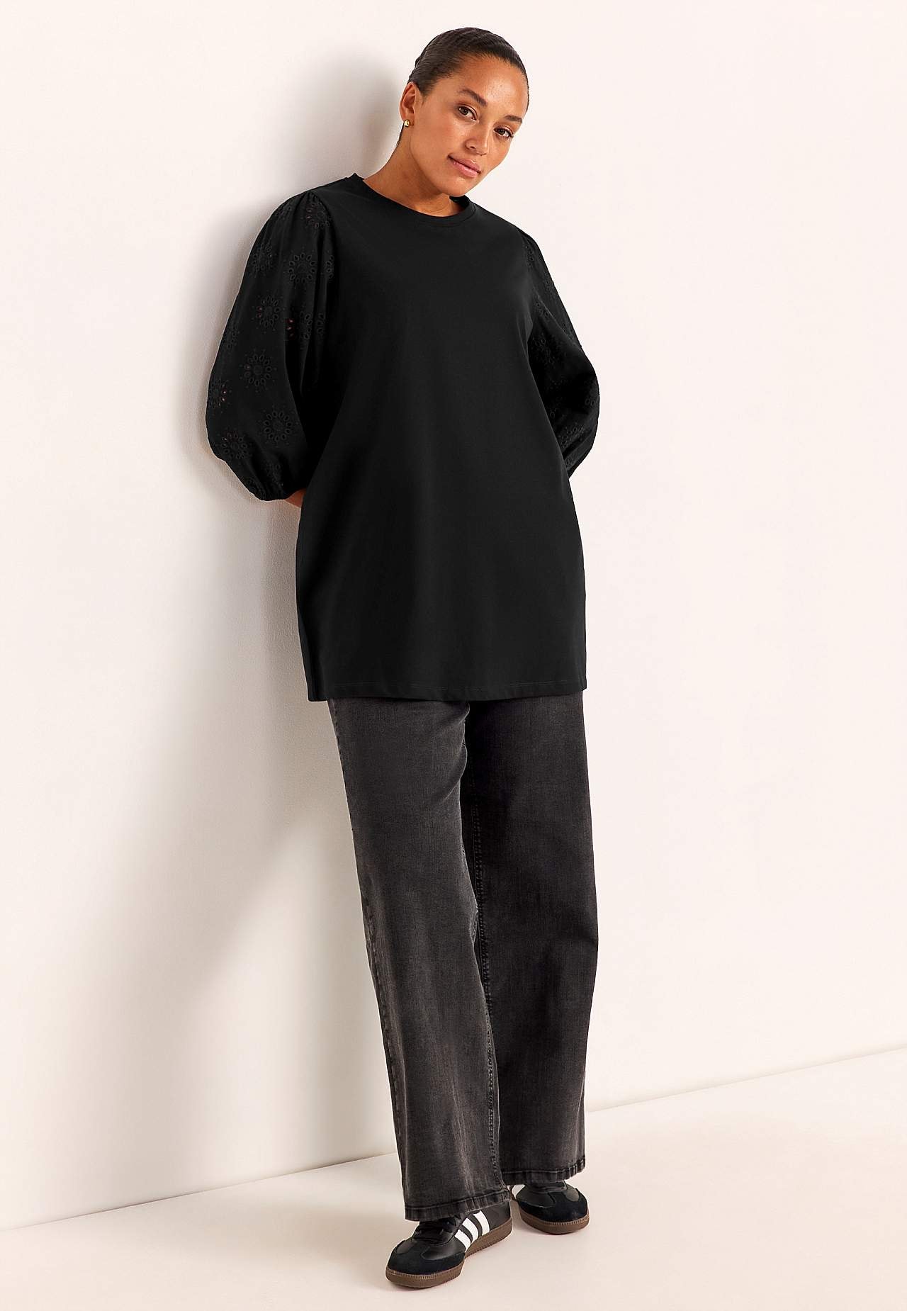 Trikootunika kirjailluilla hihoilla