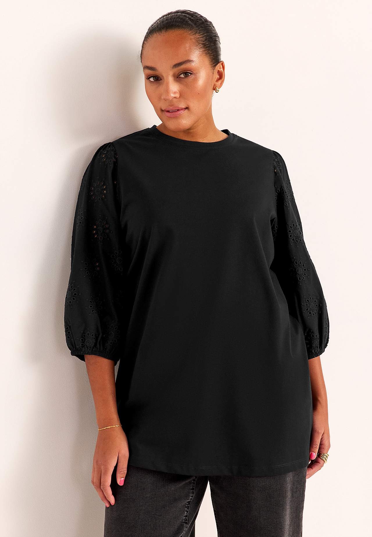 Trikootunika kirjailluilla hihoilla