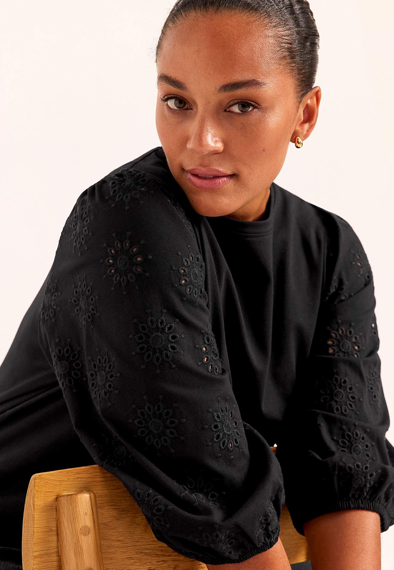 Trikootunika kirjailluilla hihoilla