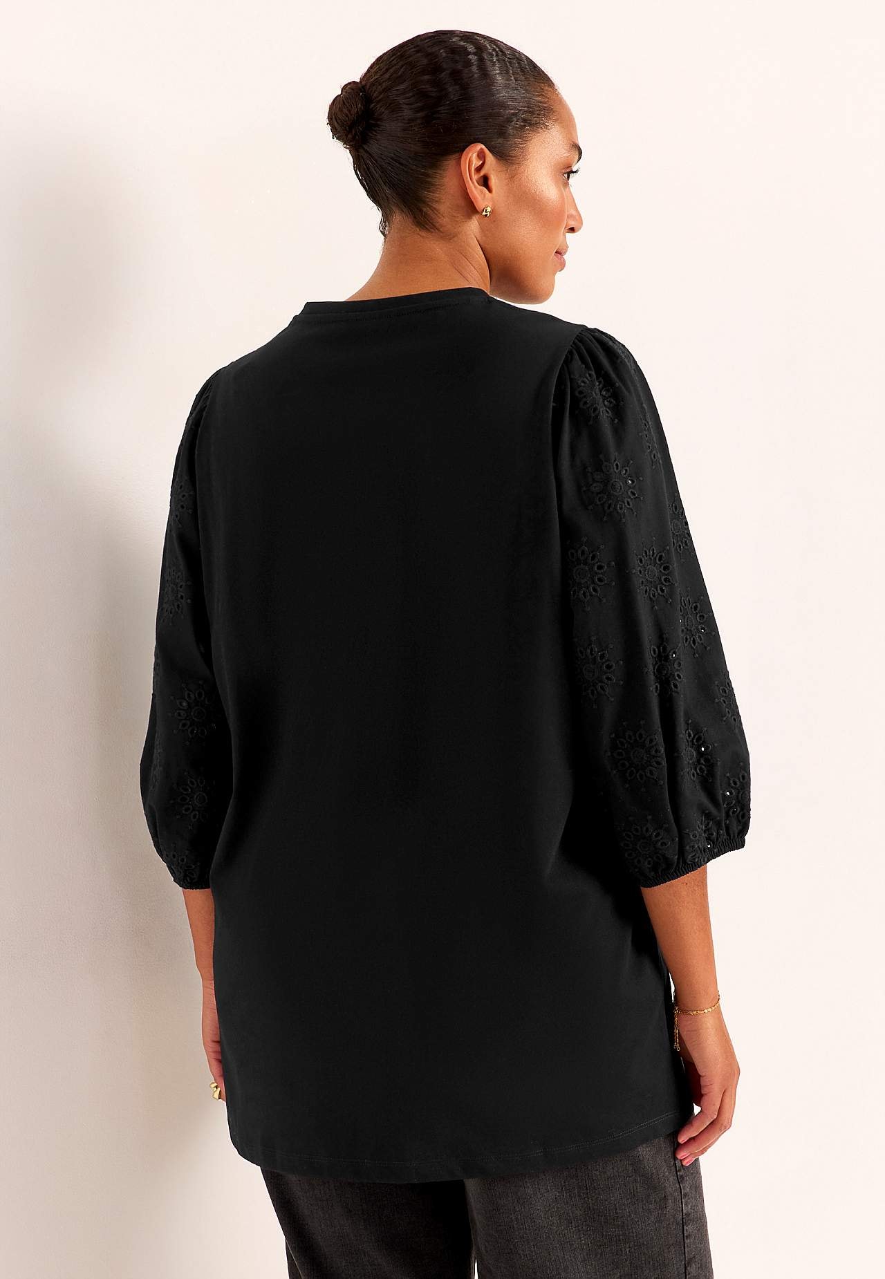 Trikootunika kirjailluilla hihoilla