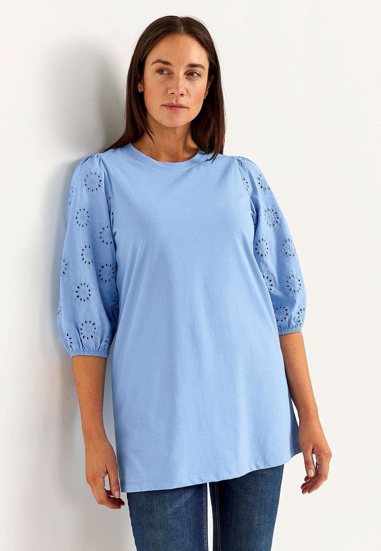 Trikootunika kirjailluilla hihoilla