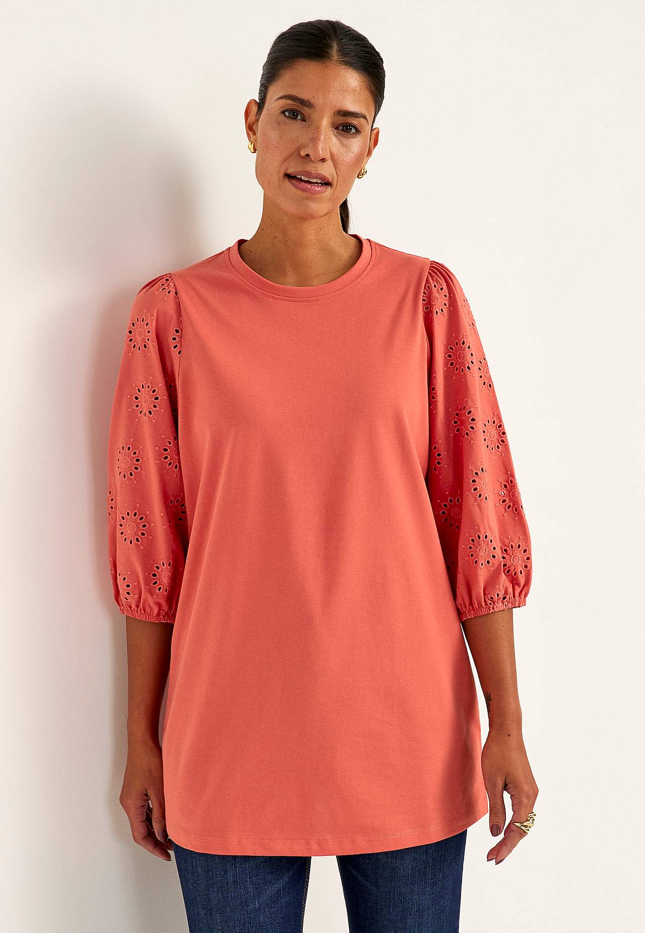 Trikootunika kirjailluilla hihoilla