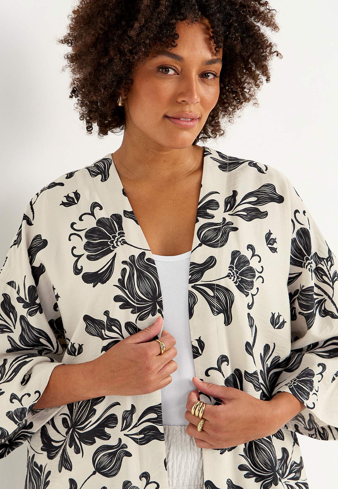 Avoin kaftaani taskuilla