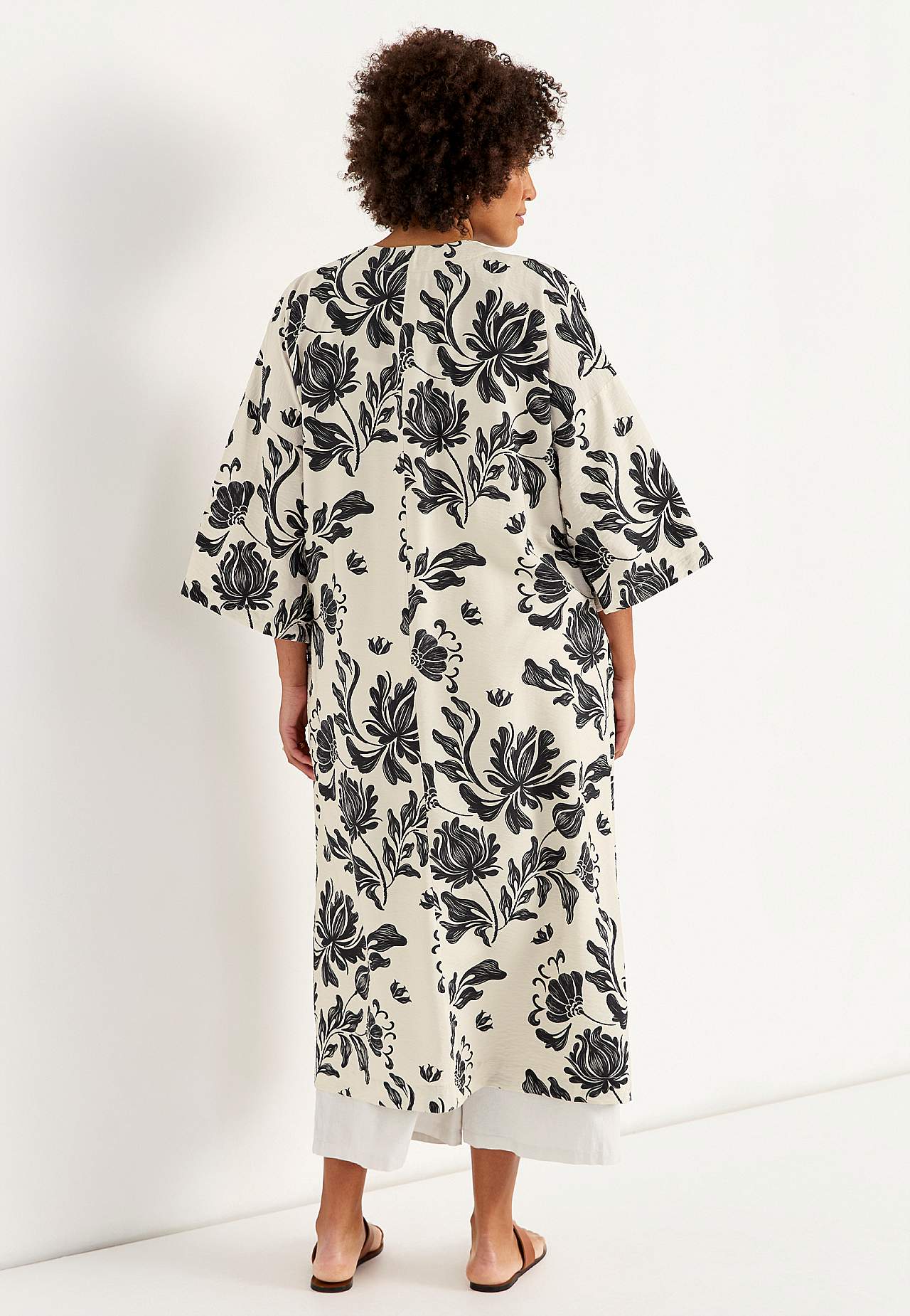 Avoin kaftaani taskuilla