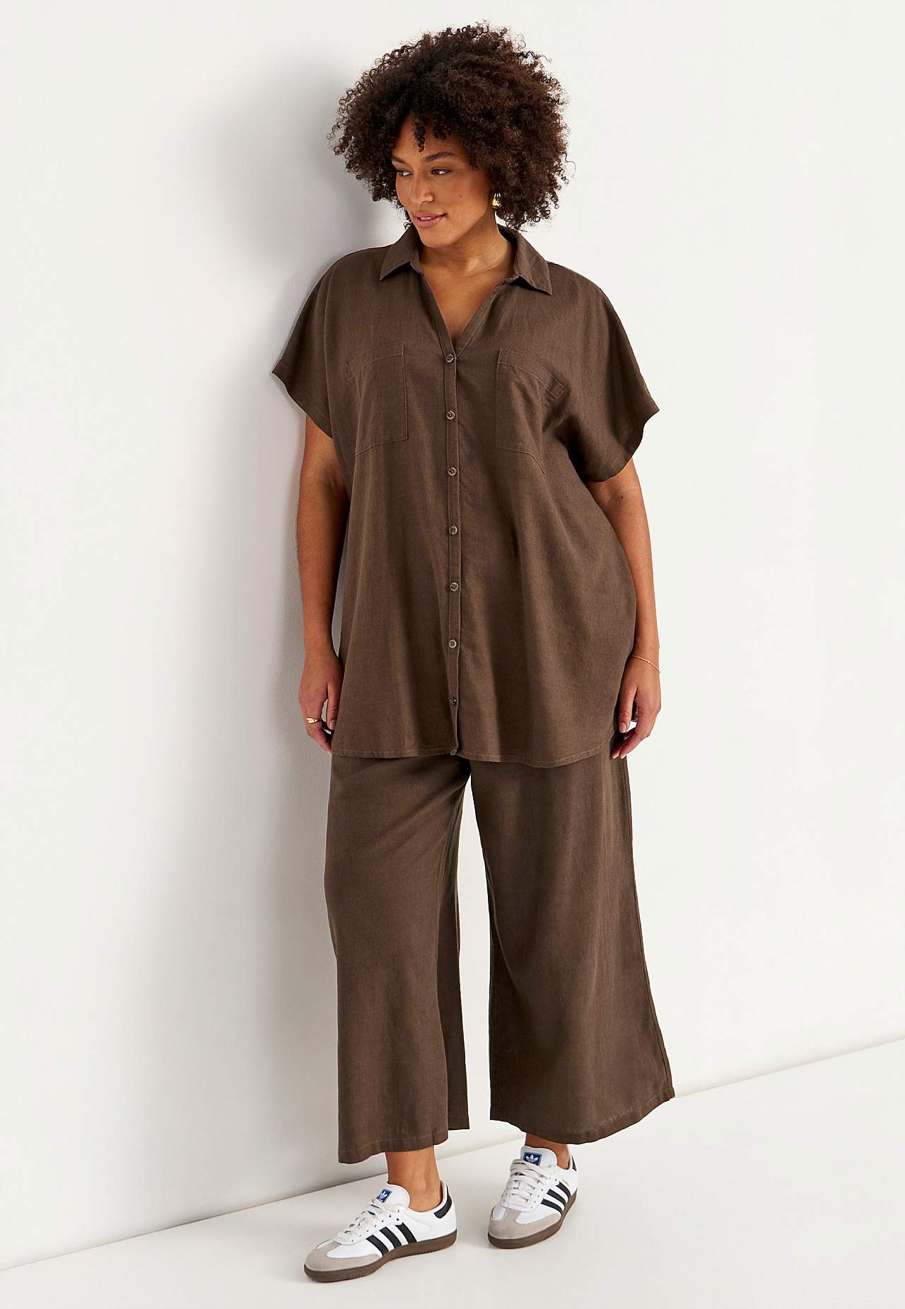 Pellavatunika taskuilla