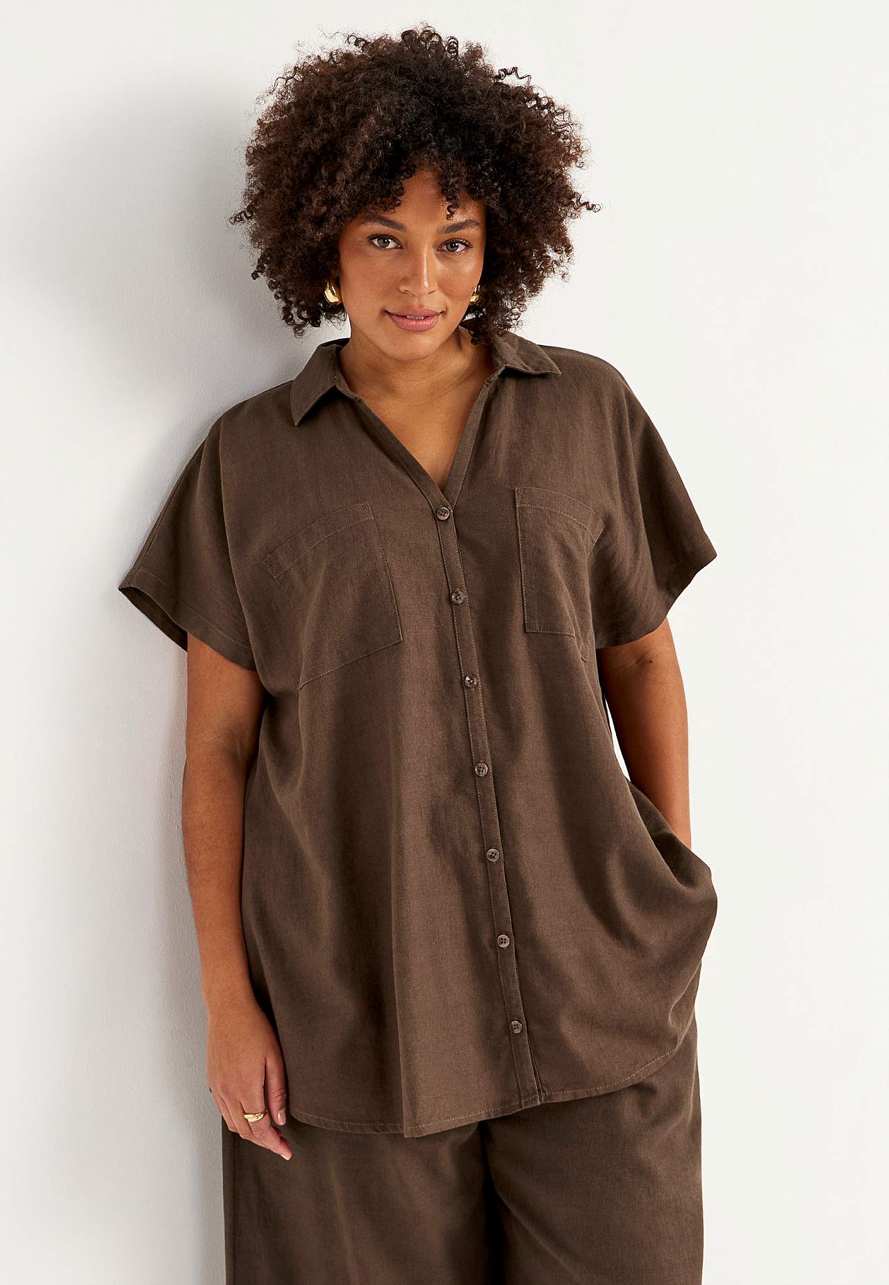 Pellavatunika taskuilla