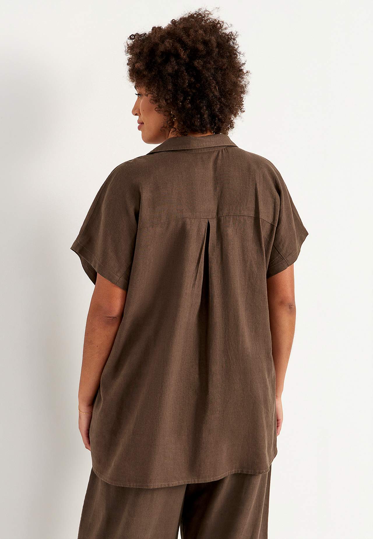 Pellavatunika taskuilla