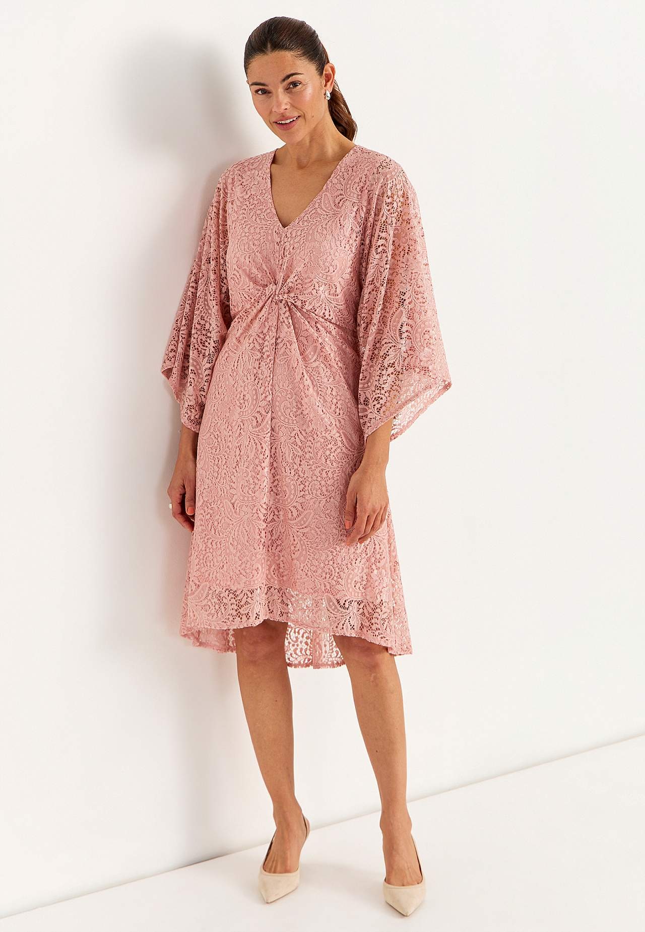 Pehmeä, joustava pitsimekko