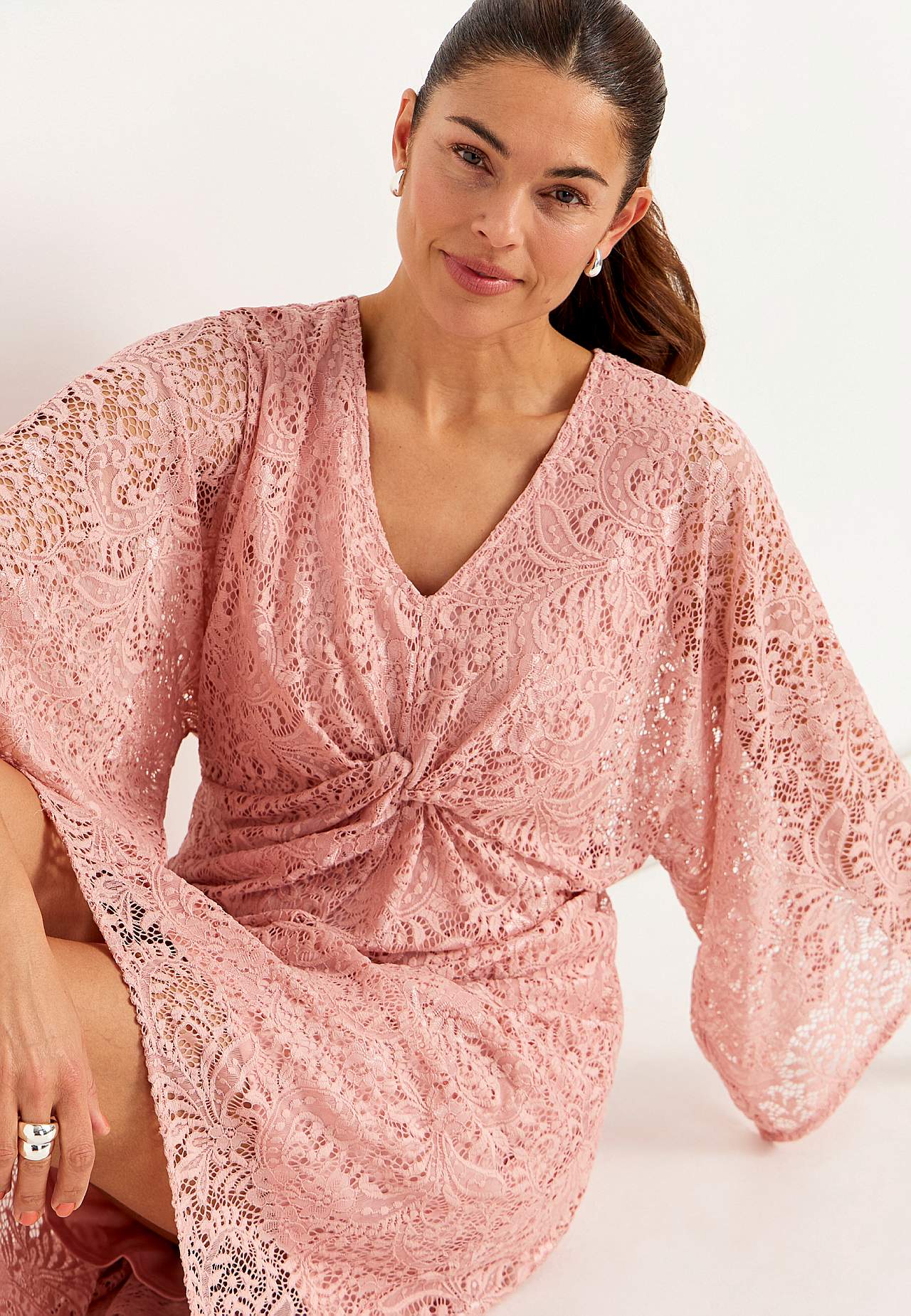 Pehmeä, joustava pitsimekko