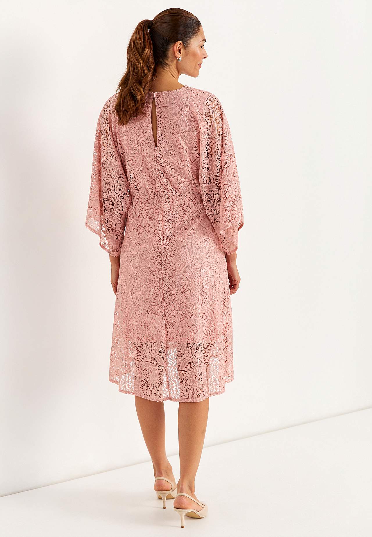 Pehmeä, joustava pitsimekko