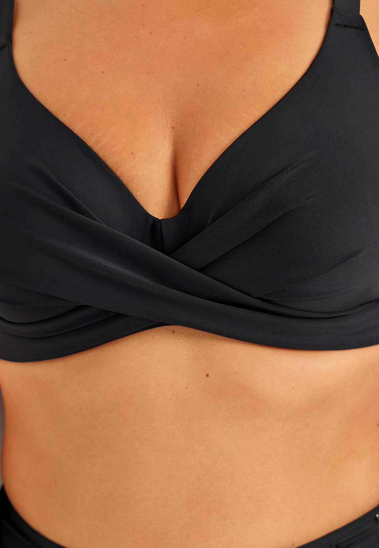 Bikinirintaliivit kaarituella