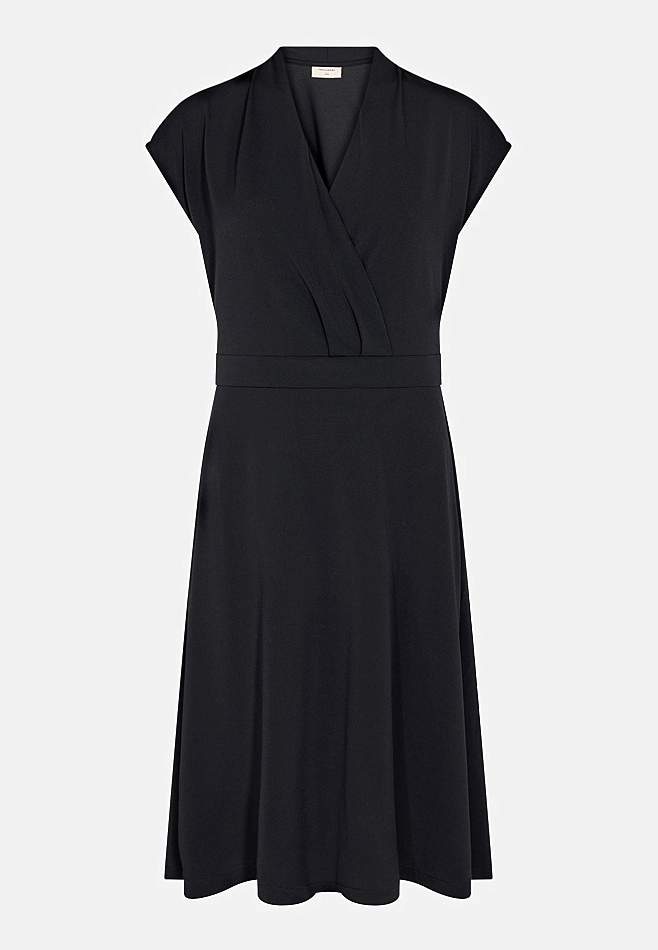 Yksivärinen trikoomekko