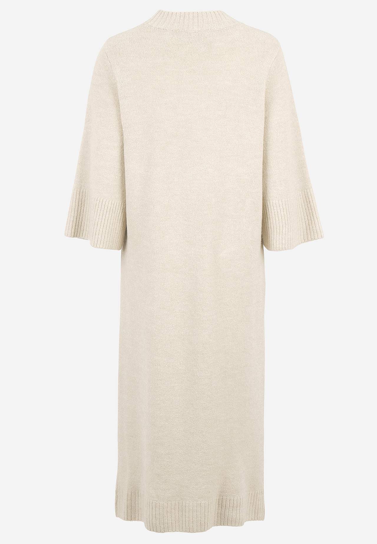 Neulottu mekko korkealla halkiolla