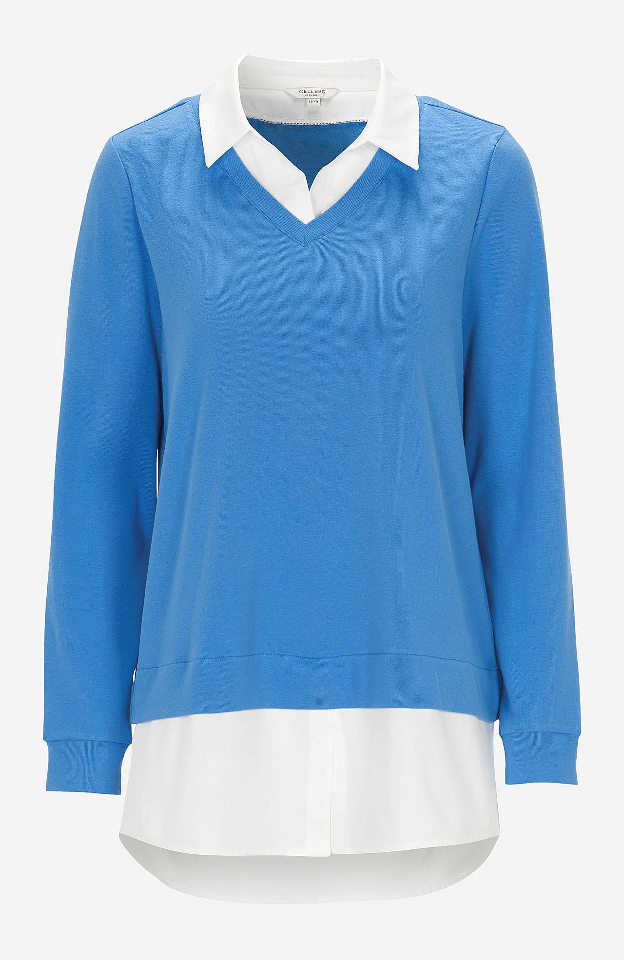 Trikootoppi kiinniommellulla paidan kauluksella