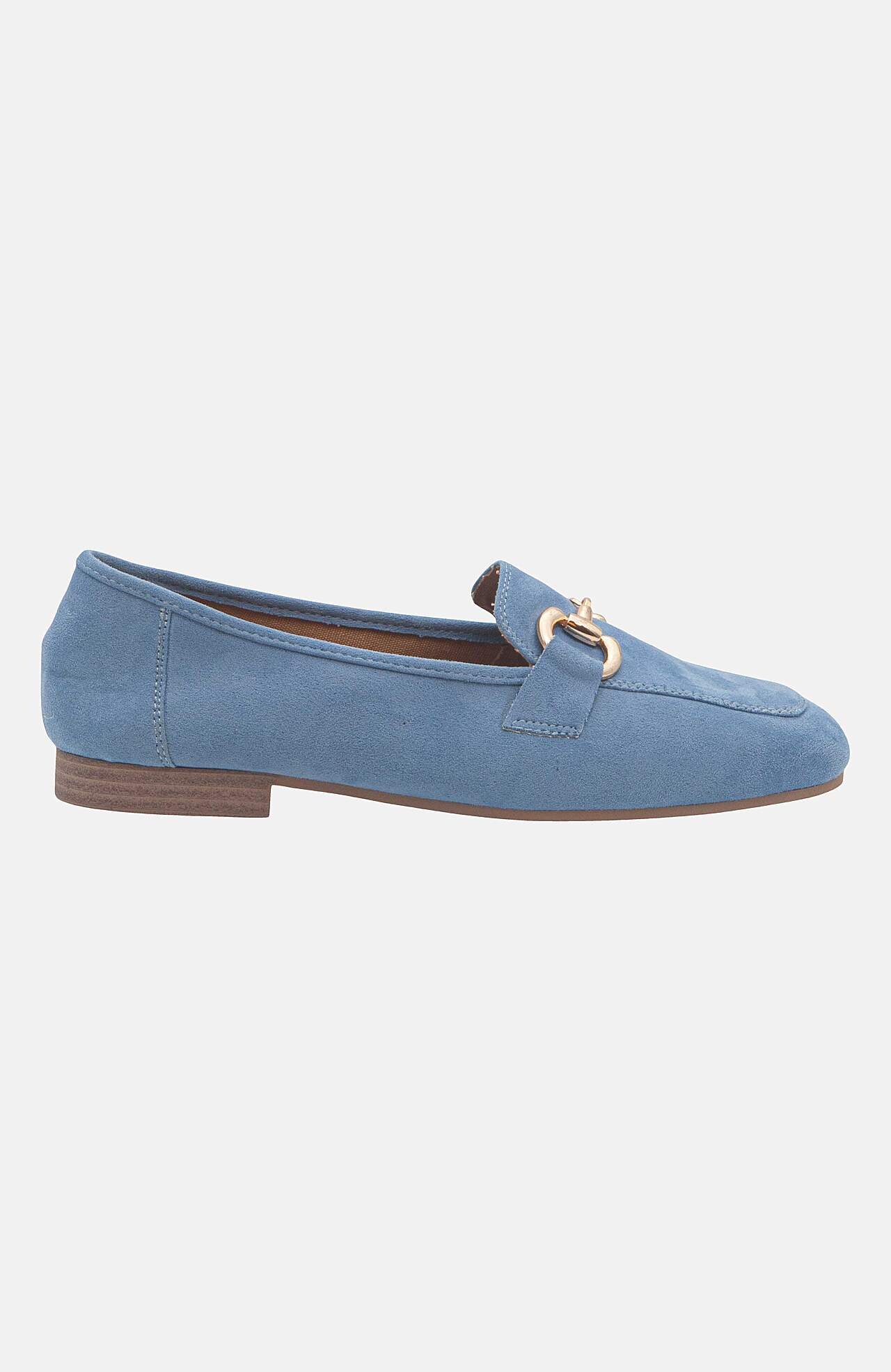 Loaferit metallisella soljella jalan yläpuolella