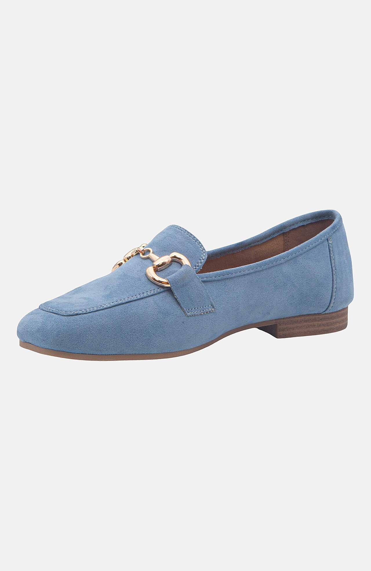 Loaferit metallisella soljella jalan yläpuolella