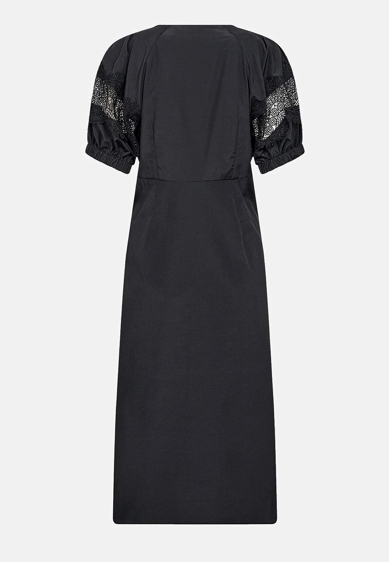 Mekko kirjailuyksityiskohdalla hihoissa