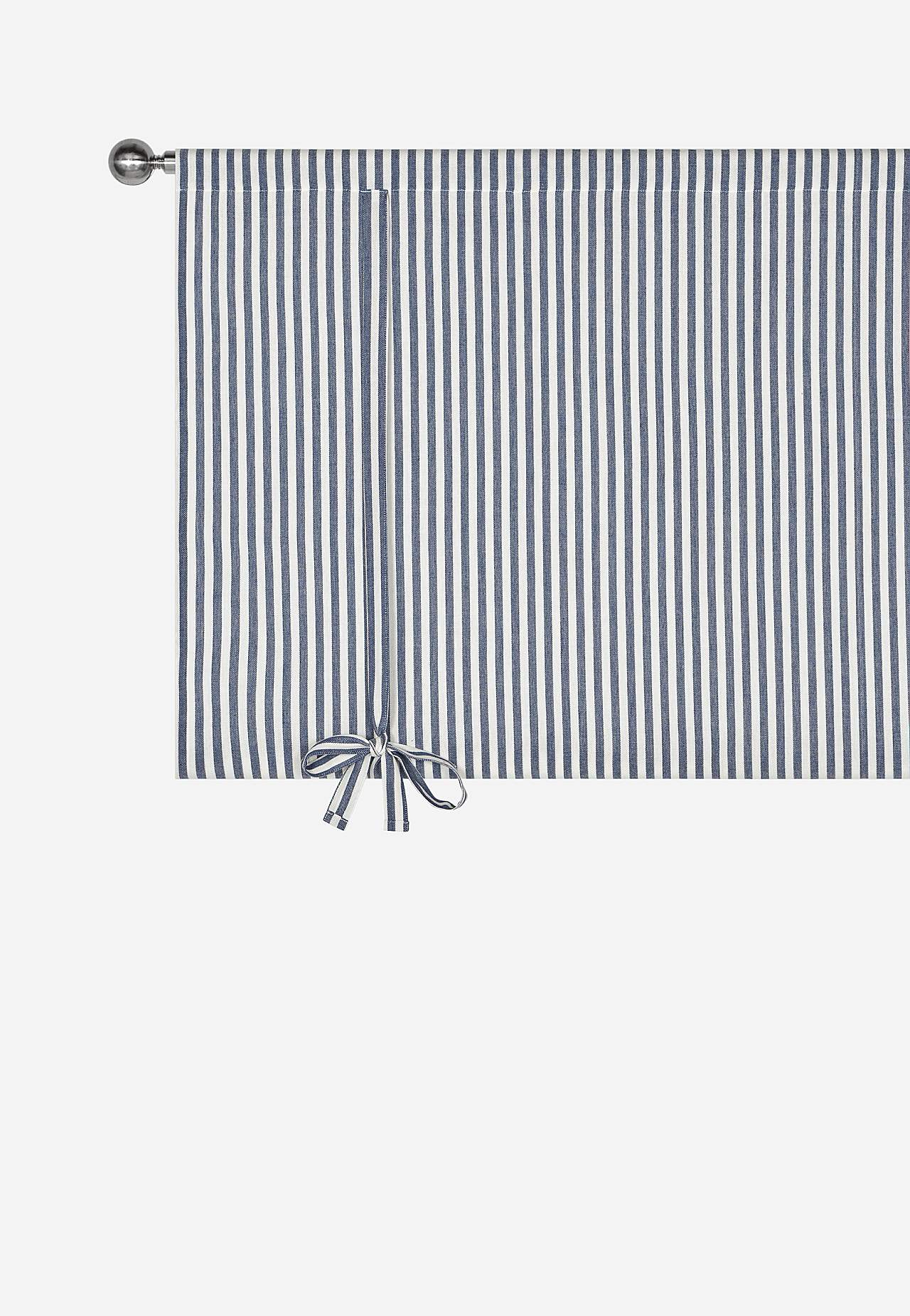 Kudottu, raidallinen laskosverho