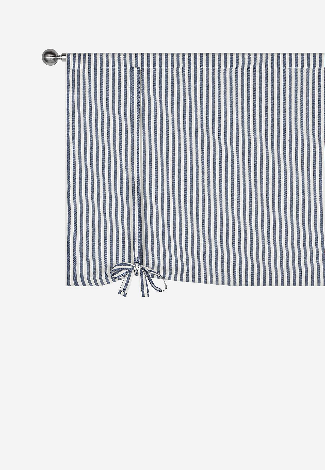 Kudottu, raidallinen laskosverho