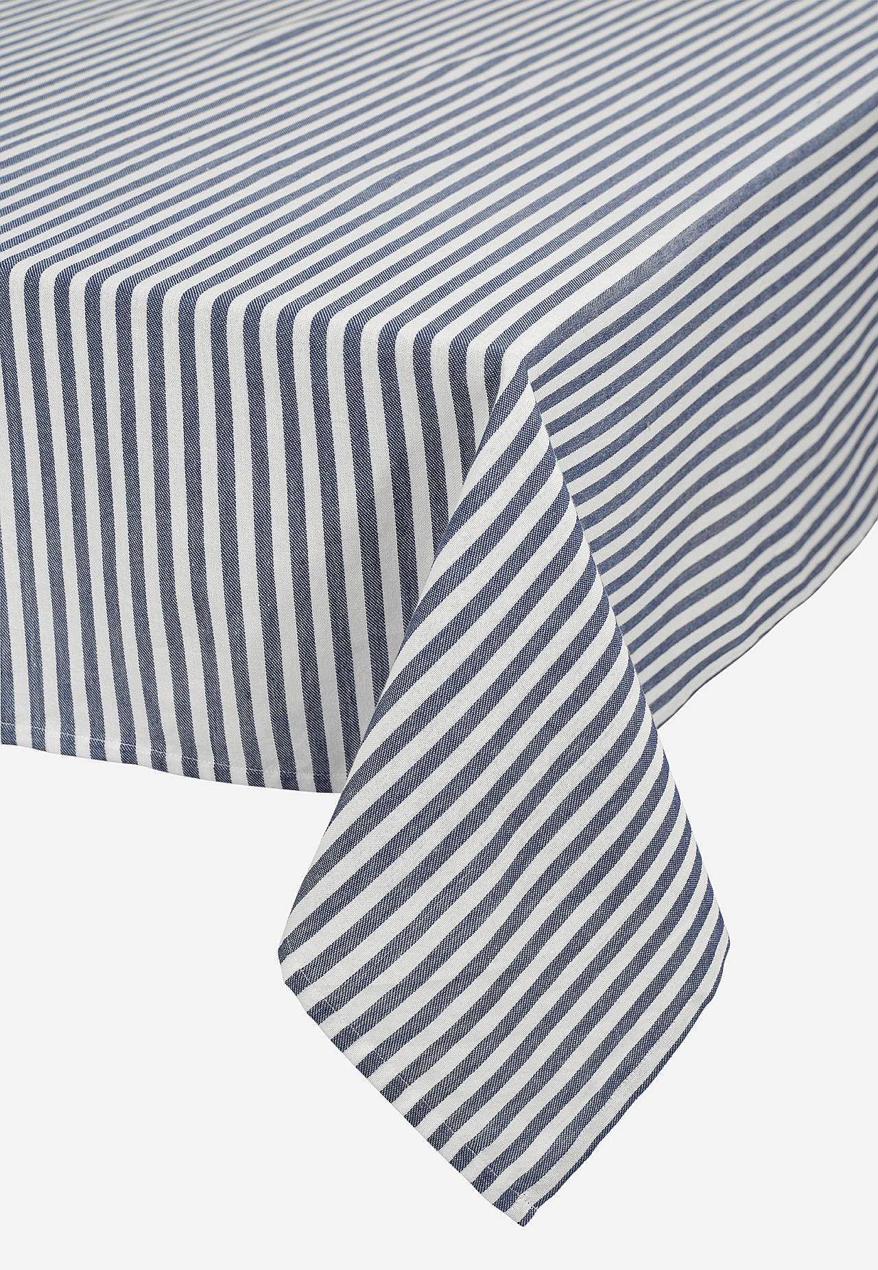 Kudottu, raidallinen pöytäliina