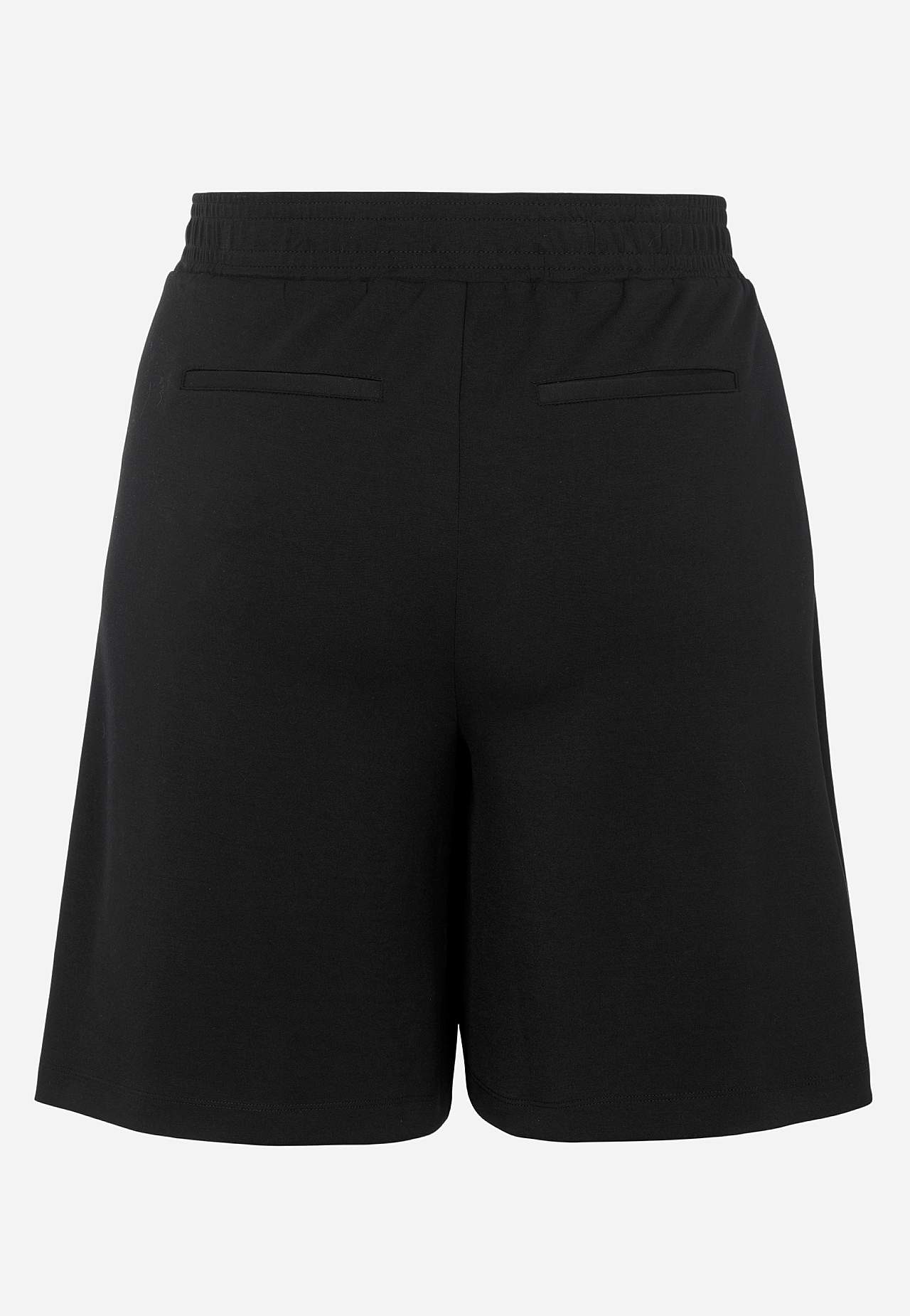 Hyvin pehmeät shortsit taskuilla