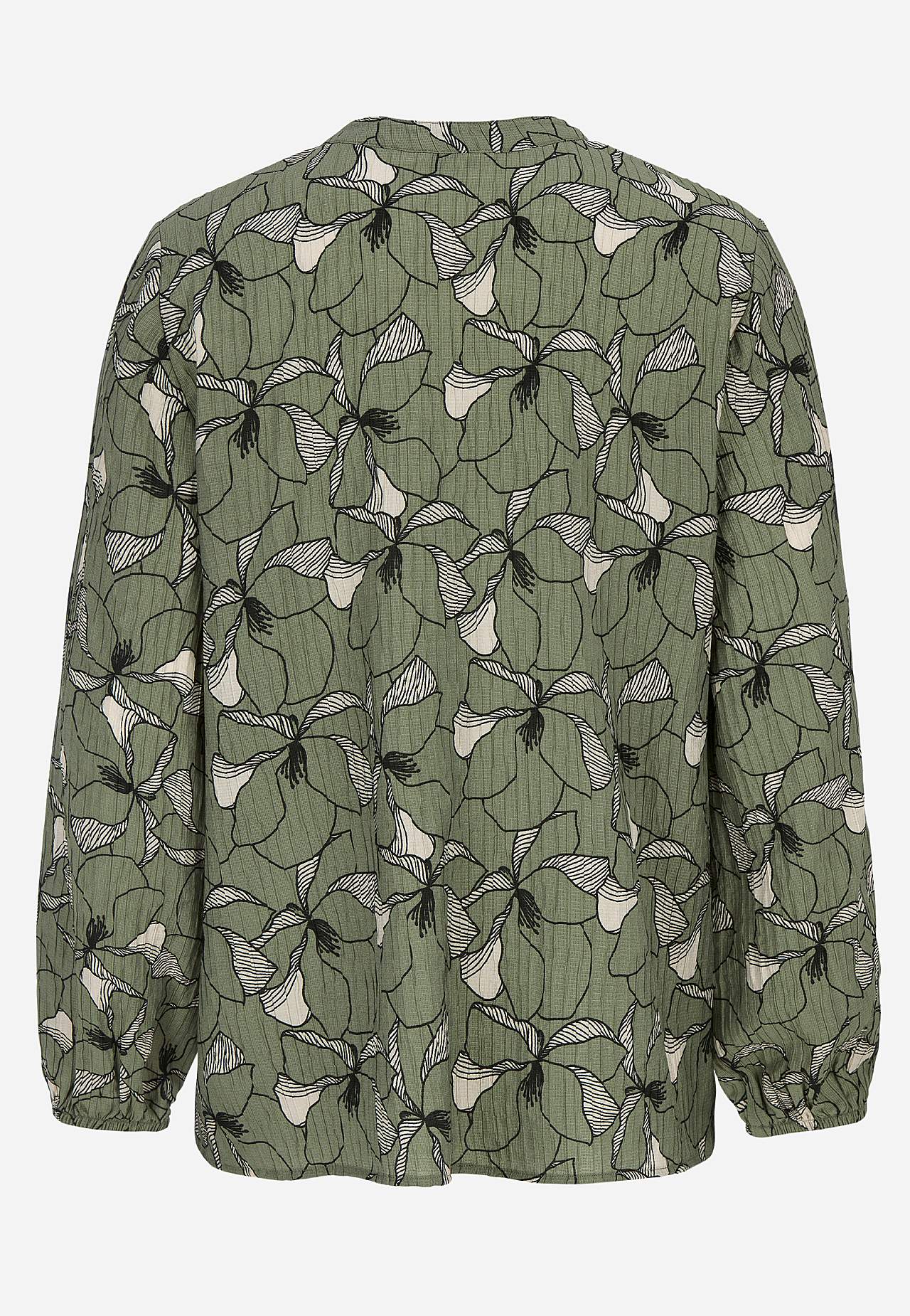 Kukkakuvioinen pusero sommitelmalla