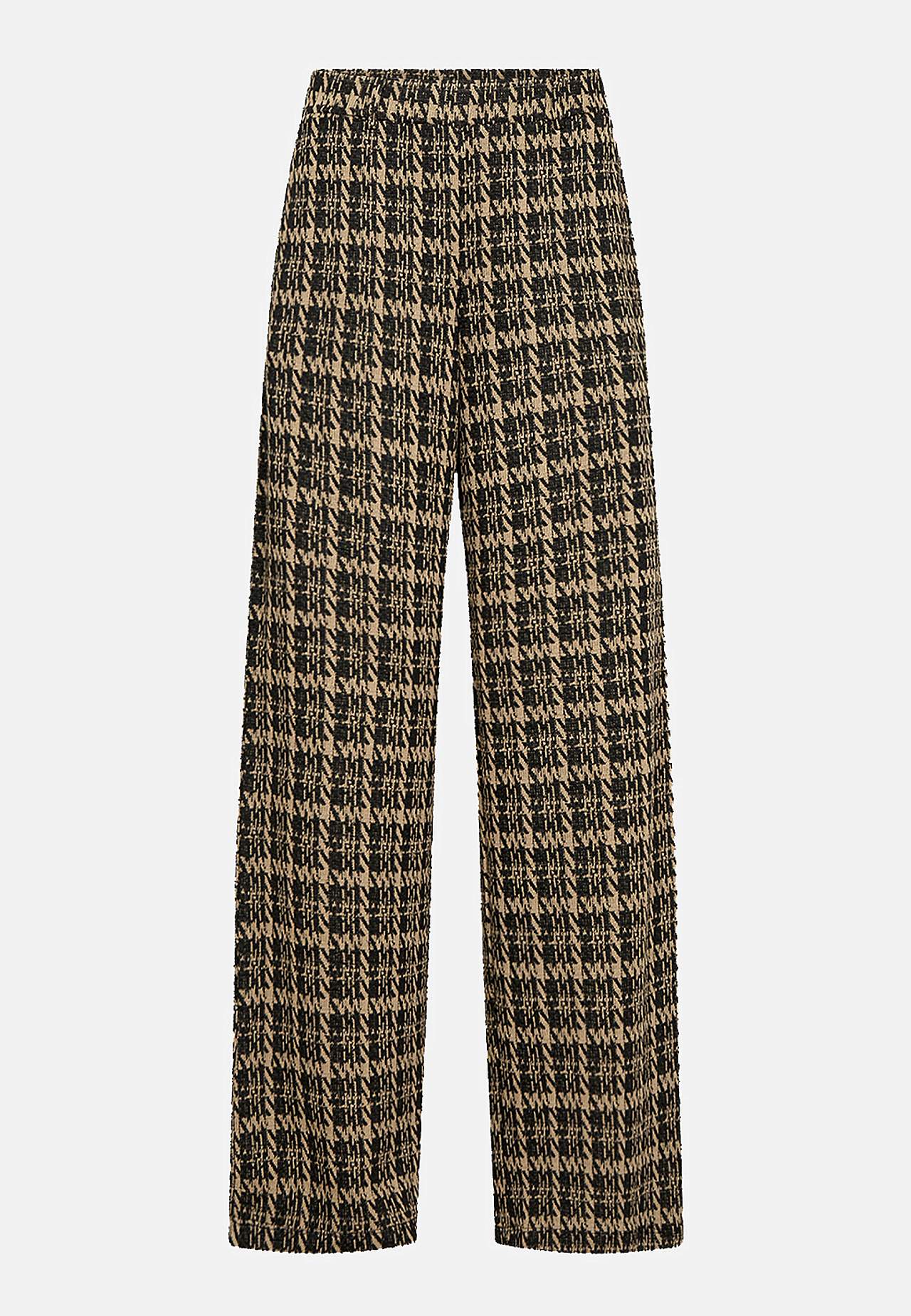 Trikoohousut taskuilla