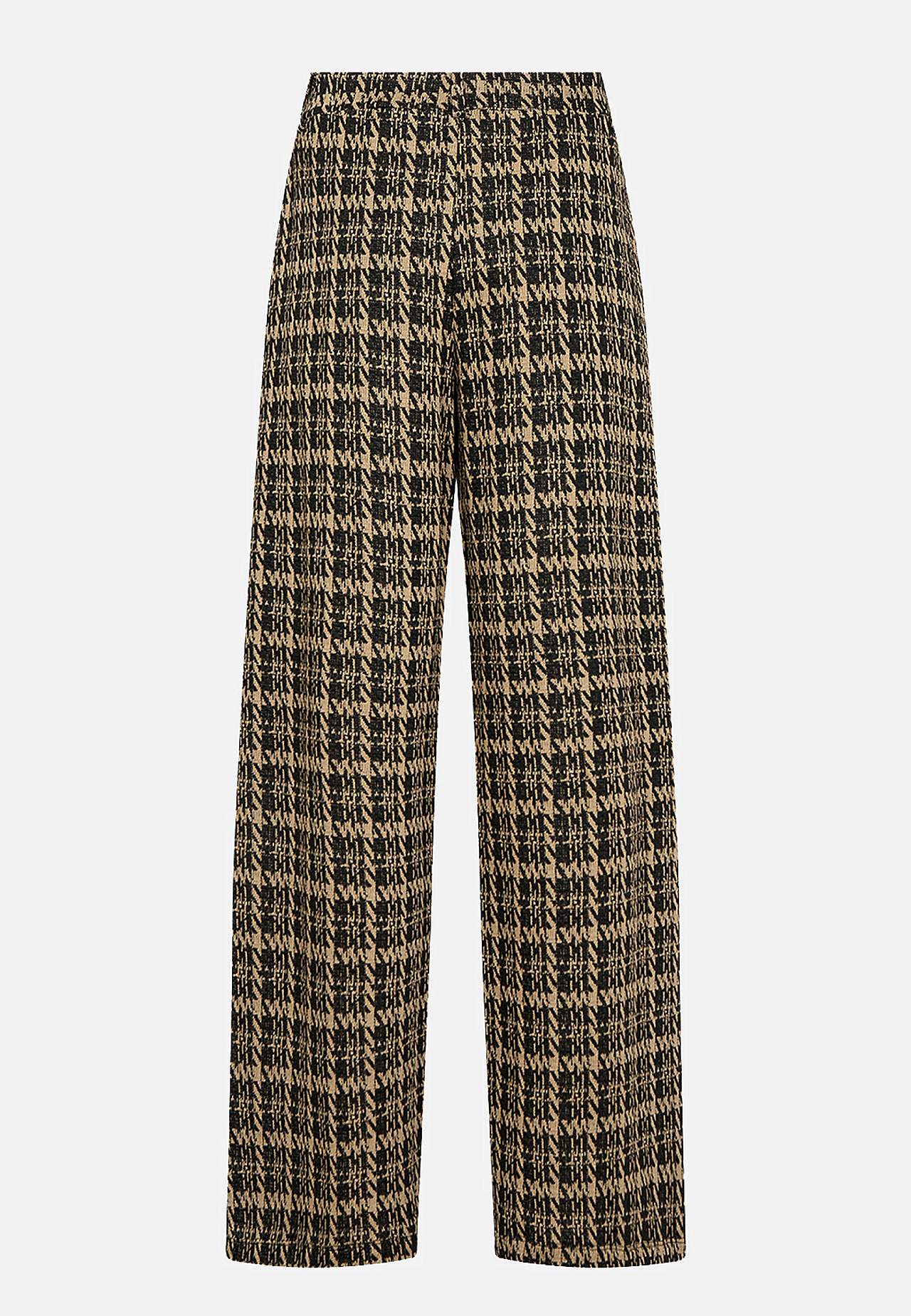 Trikoohousut taskuilla